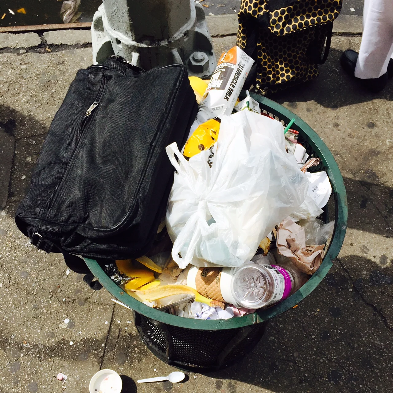  Gustavo. 

 Instagram.com/gustavoluzsousa
@gustavoluzsousa 
