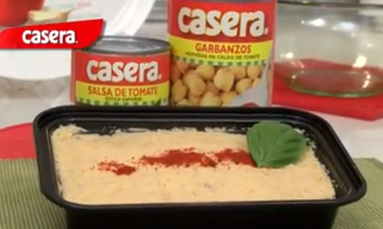 Pastelón de hummus relleno de pollo guisado