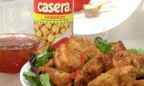 Camarones empanados con garbanzos