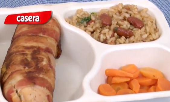 Pechuga rellena de amarillo con arroz y habichuelas Casera