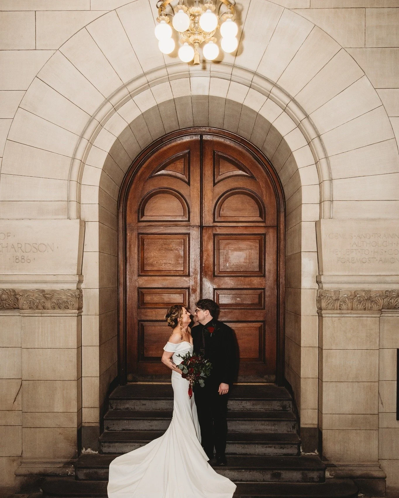 I always love a Pittsburgh courthouse wedding😍