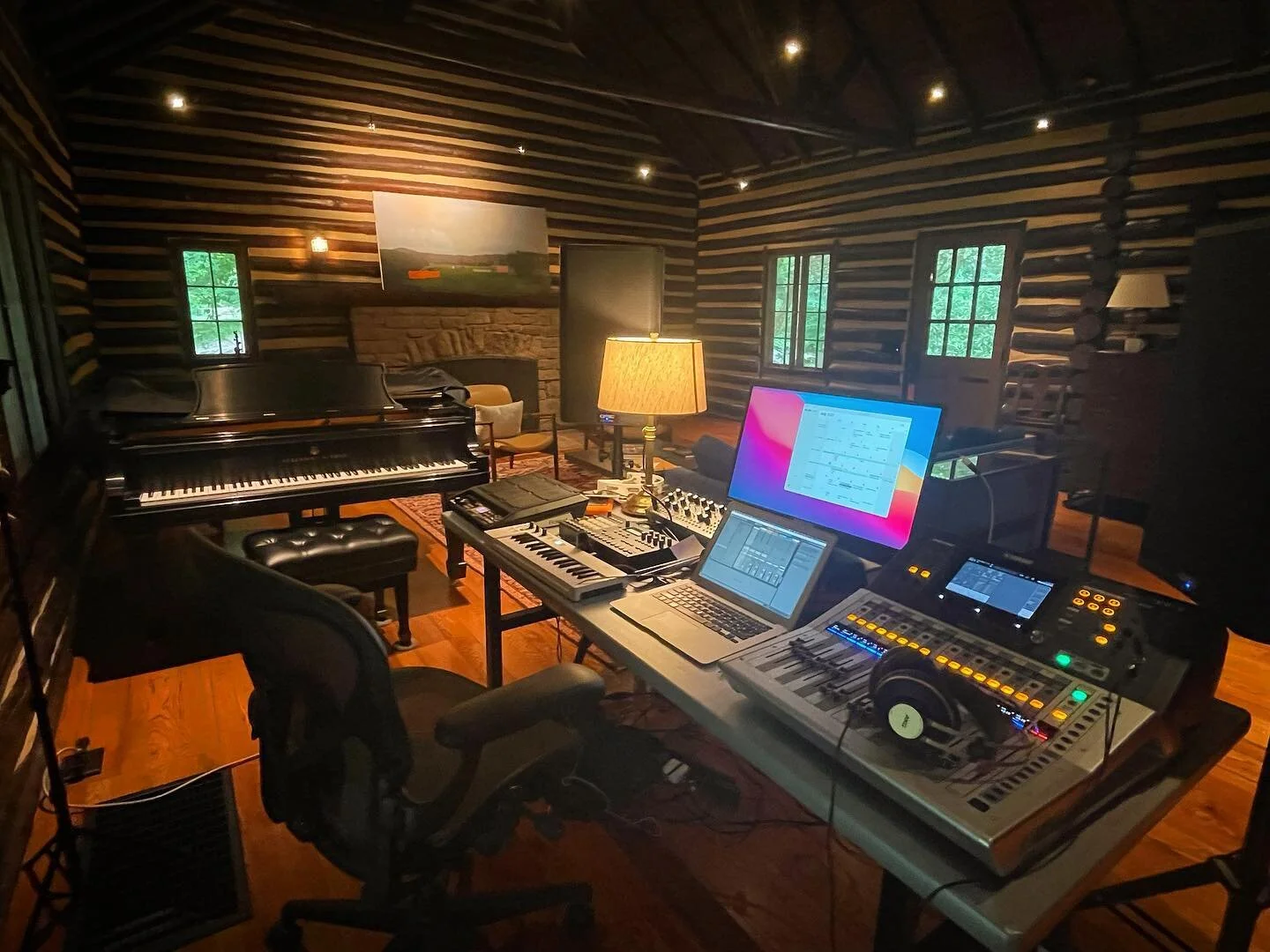 I&rsquo;m going to miss this office in the woods at @loghavenartistresidency //// Thank you everyone for the wonderful time. Thanks to @transplantandroothospitality and @potchkedeli for the constantly delicious food. 

#composing #music #residency #w