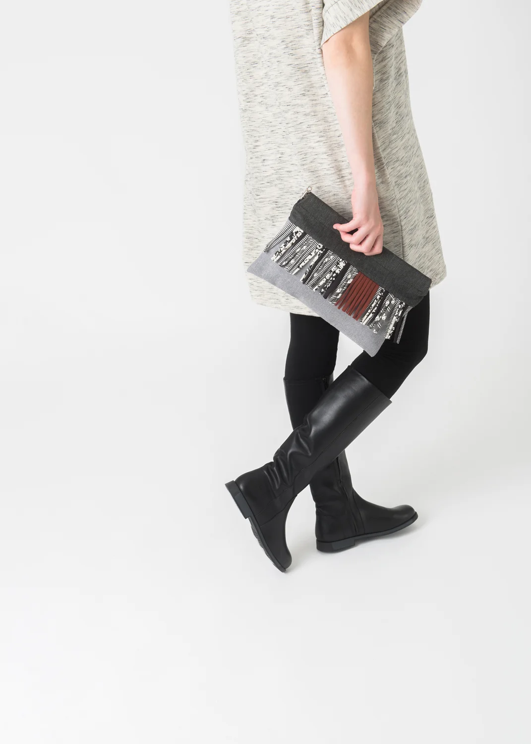 Fringe_clutch_grey_walk.jpg