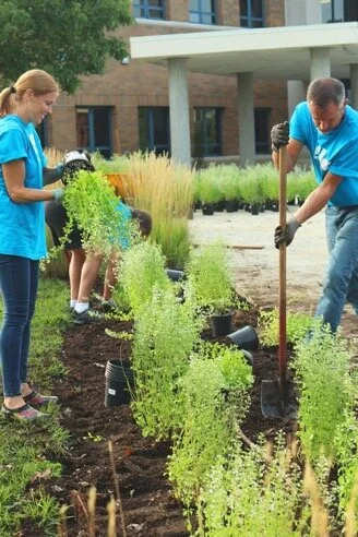 Ready To Give Back? 12 Resources To Support Your Community 