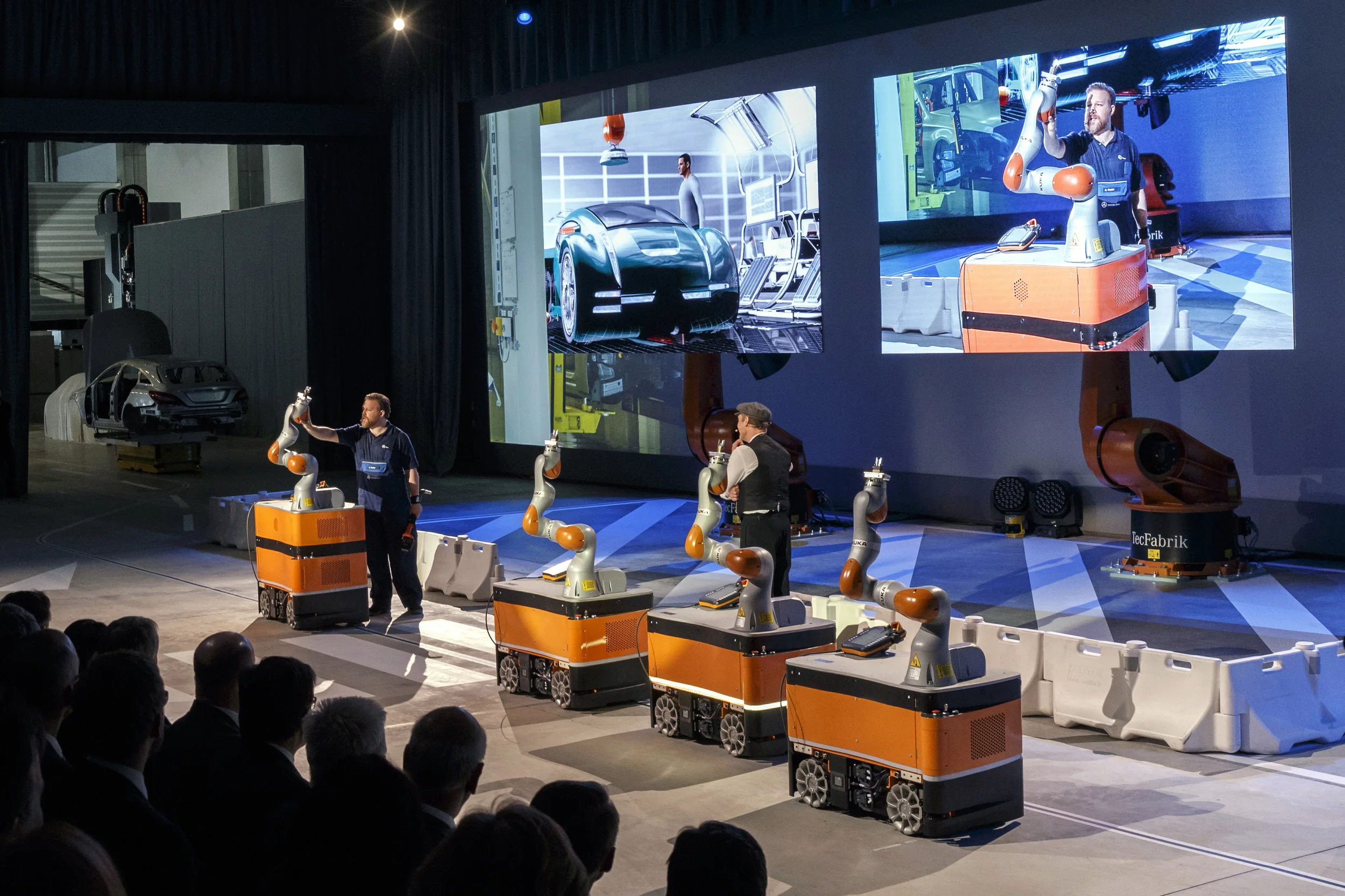 11 Schauspieler und 24 Statisten interagieren live mit Fahrzeugen, Medien und Exponaten (hier mit autonomen Leichtbaurobotern)