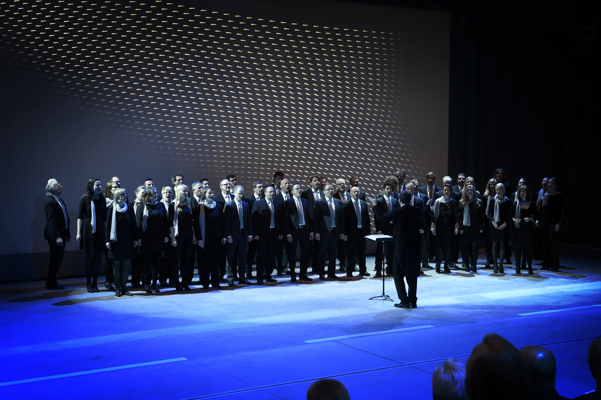 Ein eigens für den Festakt ins Leben gerufener Mitarbeiter-Chor vertont den Festakt virtuos – unter professioneller Leitung