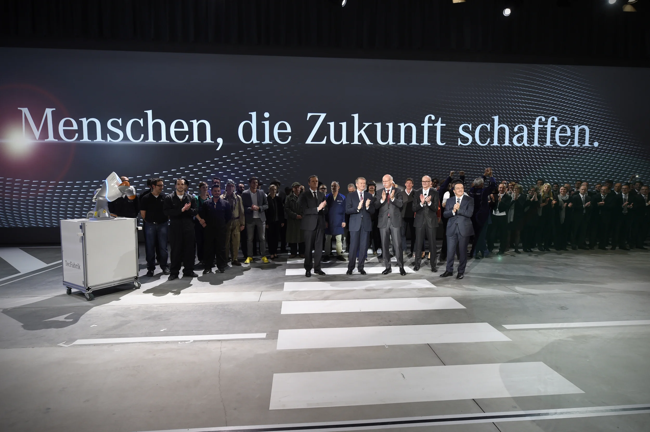 Das Jubiläumsmotto macht den besonderen Spirit spürbar, der Mercedes-Mitarbeiter aller Generationen und Nationalitäten verbindet – damals wie heute