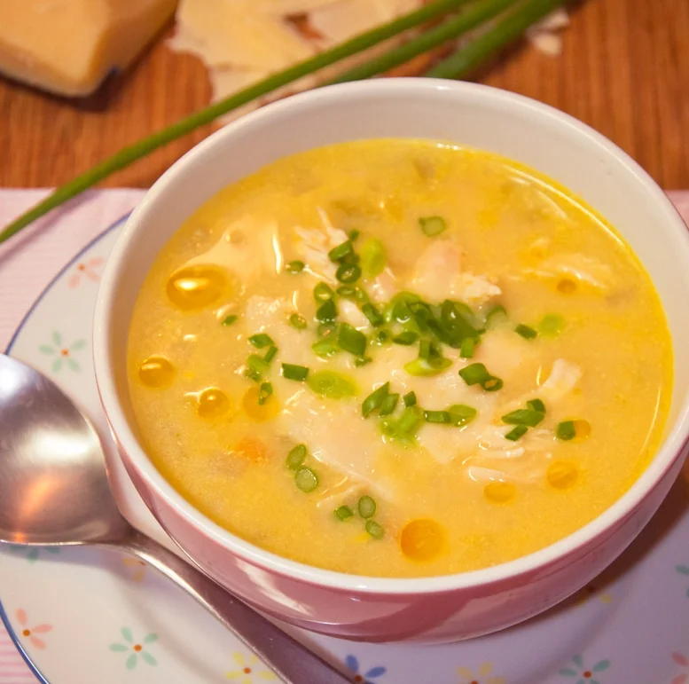 Sopinha confortável de legumes, frango e macarrão