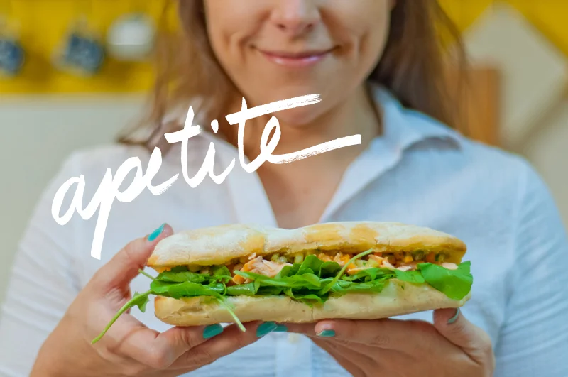 Sanduíche supimpa de salmão e molho tártaro