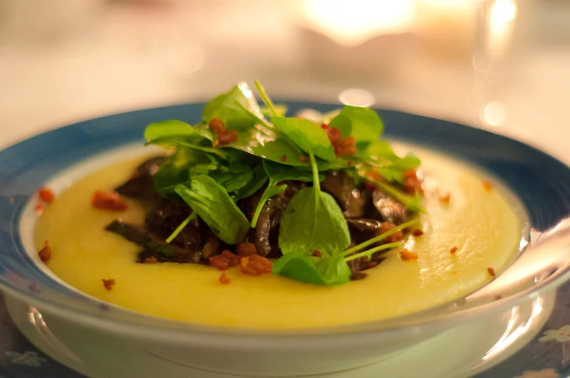 Polenta apaixonada com ragu de cogumelos, agrião e crisps de bacon