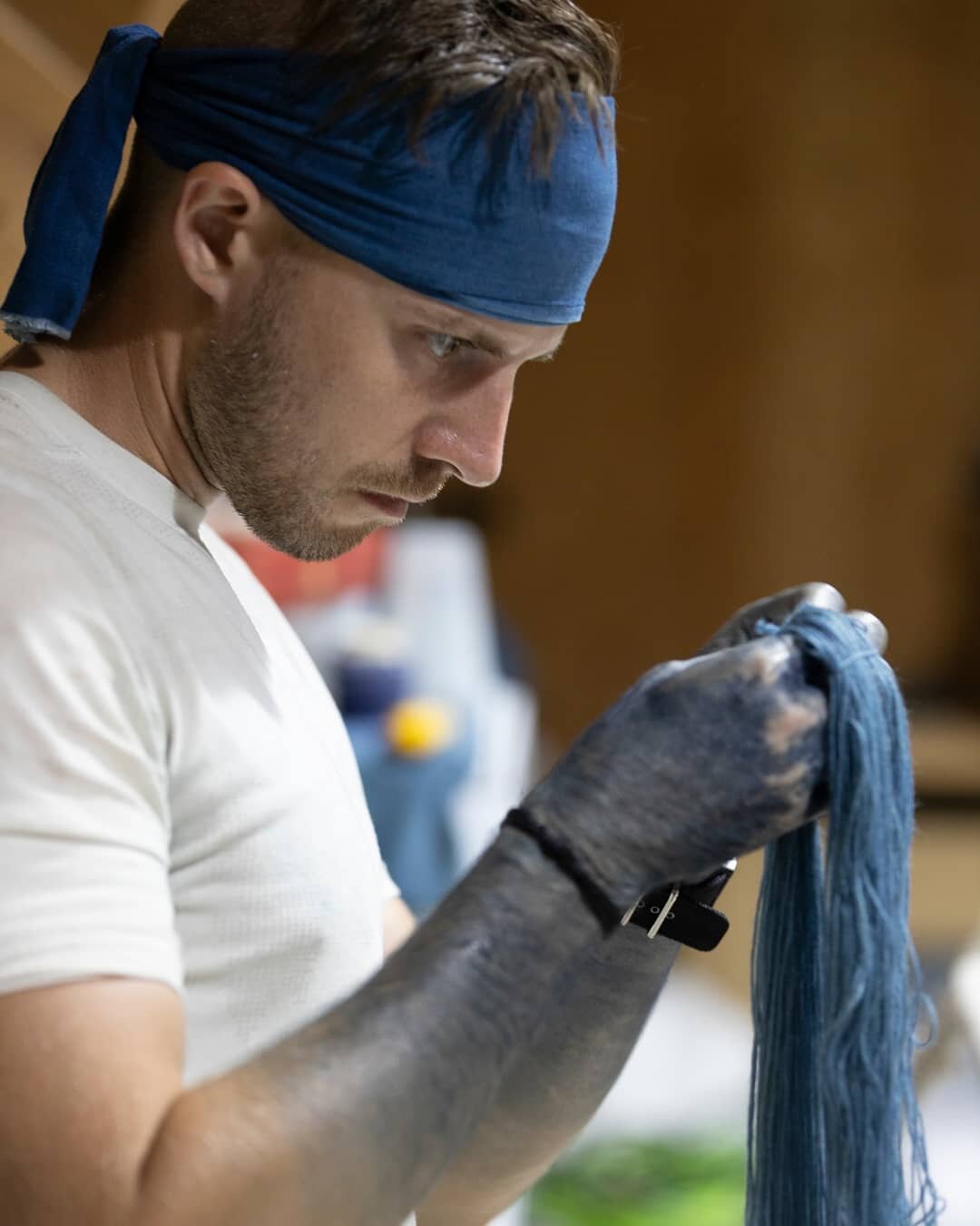 Dyeing (Oxidizing) yarns.

#indigo #indigodye #indigodyeing #blue #yarn
#naturalindigo #aizome #藍染 #artisan #japaneseculture #handmade #kievanhavens #patreon #wip #focus #hardwork #tokushima 徳島市 #bluehands #oxidization