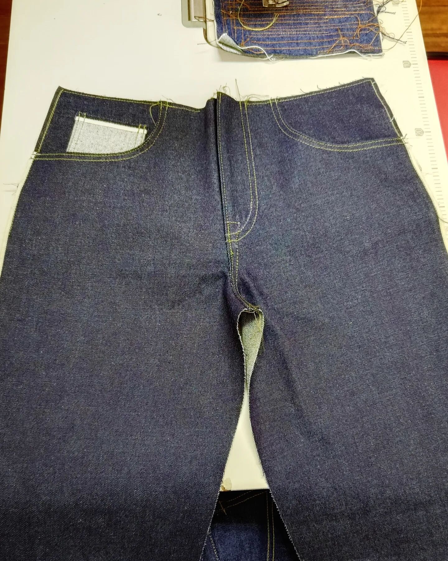 Denim jeans workshop.
Front side finished. With a reverse side denim coin pocket.

#denim #jeans #wip #handmade #newskills #indigo #japan #sewing #bluejean #denimjeans #kievanhavens #fukuyama #workshop #hiroshima #hitotoito #thread #blue