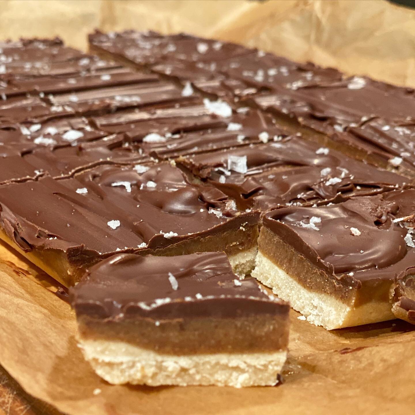 I admit that my all time favorite guilty pleasure is a good old Twix bar.. until I found out I can make my own vegan and gluten free homemade &lsquo;healthier&rsquo; version... 
Recipe adapted from @rachaelsgoodeats 
Check my BIO for the recipeeeee ?