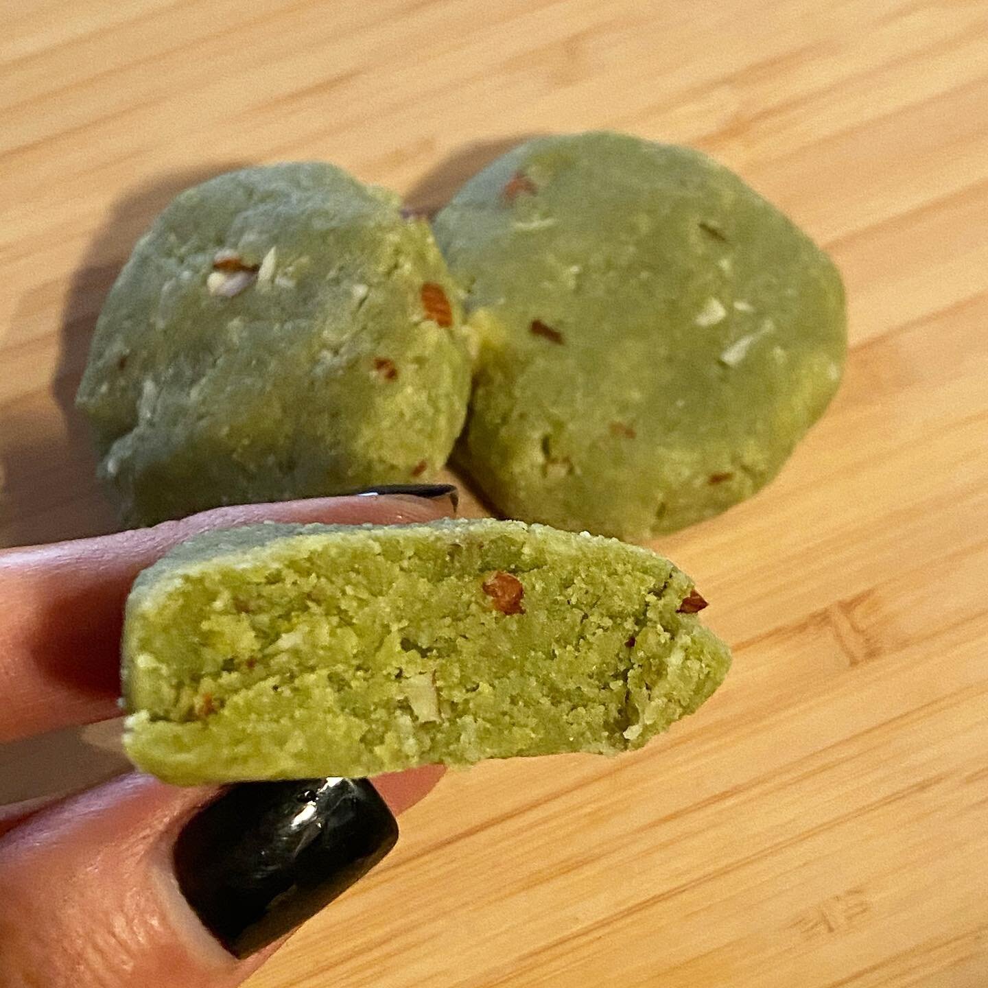 If you&rsquo;re in the mood for cookies.. Try making these goodies&mdash;&gt; almond matcha cookies...they&rsquo;re gluten-free and vegan!! 
The most important health benefit of matcha is that its high in antioxidants! These cookies are also low carb