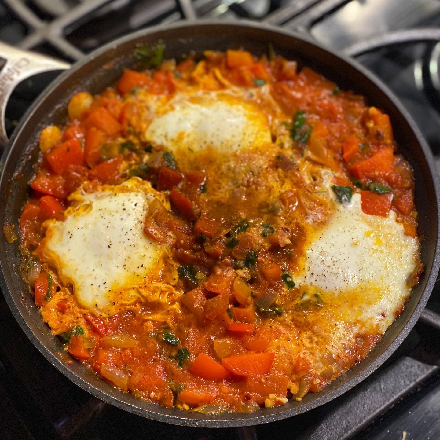 Good morning 🤗
Is it day 150 of making breakfast at home (feels like it!) Do you miss ordering shakshuka for brunch my dearest New Yorkers? Try making it..all you need is:
2 tbsp canola oil
1 large yellow onion, chopped
1 red pepper 
1 garlic clove,