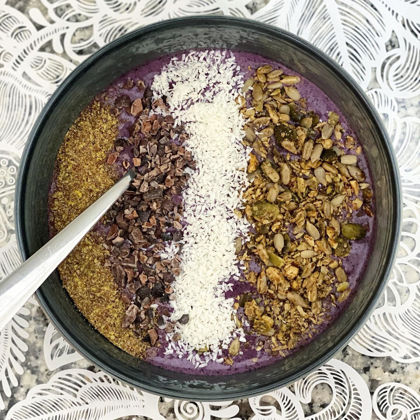 I know its pumpkin spice latte season.. but açaí bowls are not a seasonal thing 😏
Please try this easy recipe, and make it a post workout or breakfast habit! 
I use the nutribullet (fav thing) but you can use a juicer:
-1/2 banana, frozen (slice i