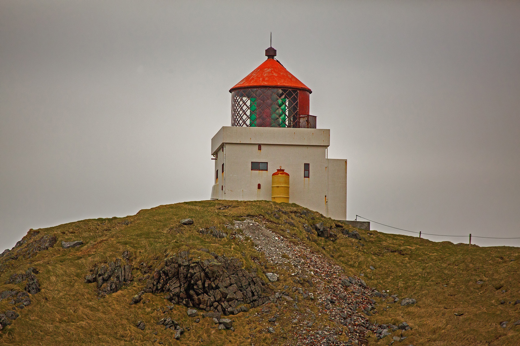    Runde fyr ligger på Kvalneset og er det fjerde eldste i Norge, og ble første gang tent i 1767. De første 58 år ble det gjort opp ild i en stor jerngryte på toppen av fjellet. Det var en hard jobb og passe ilden i uvær og kulde.   