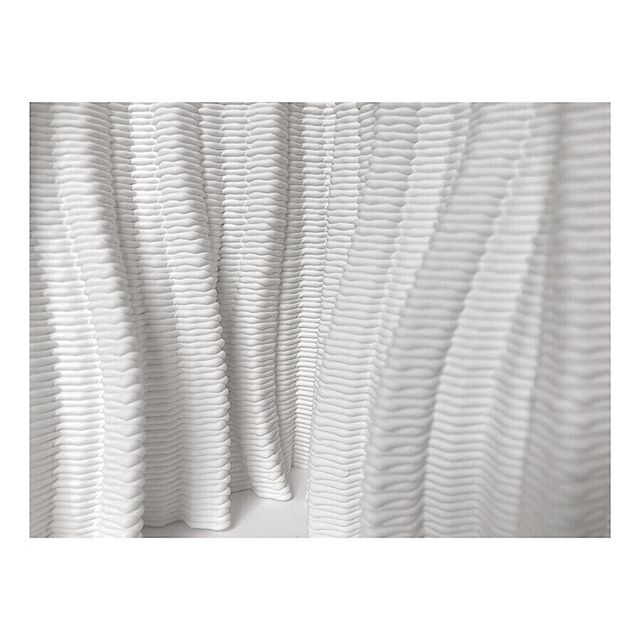 Large porcelain sculpture exploring material, robotic fabrication and digital tool paths. The structural integrity of the work is driven by the characterisation of the material alongside the learning capabilities of the design software, allowing idea