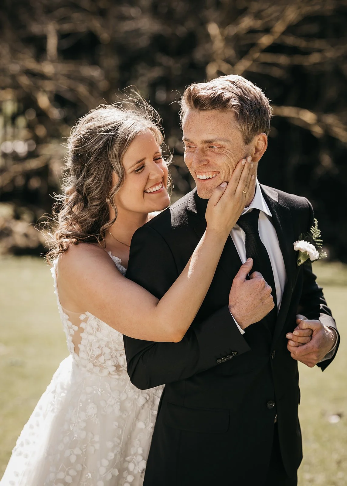 forelsket brudepar som giftet seg i Kvinesdal i april. Fotograf Sødahl