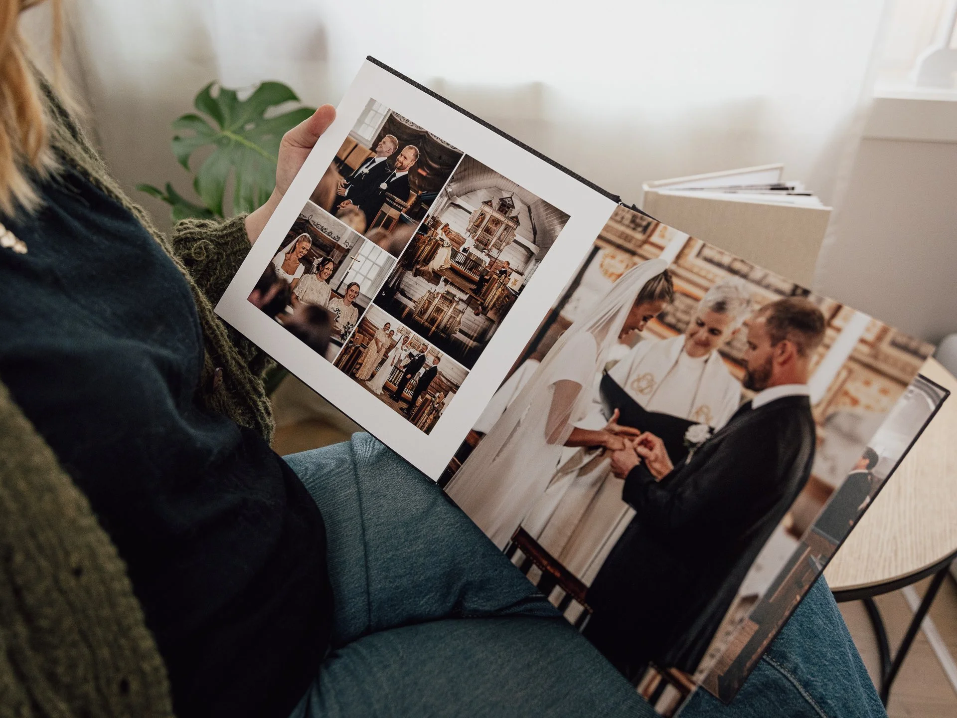 Bla i bryllupsalbumet ditt av høy kvalitet etter bryllupet ditt i Kristiansand. Fotograf Sødahl