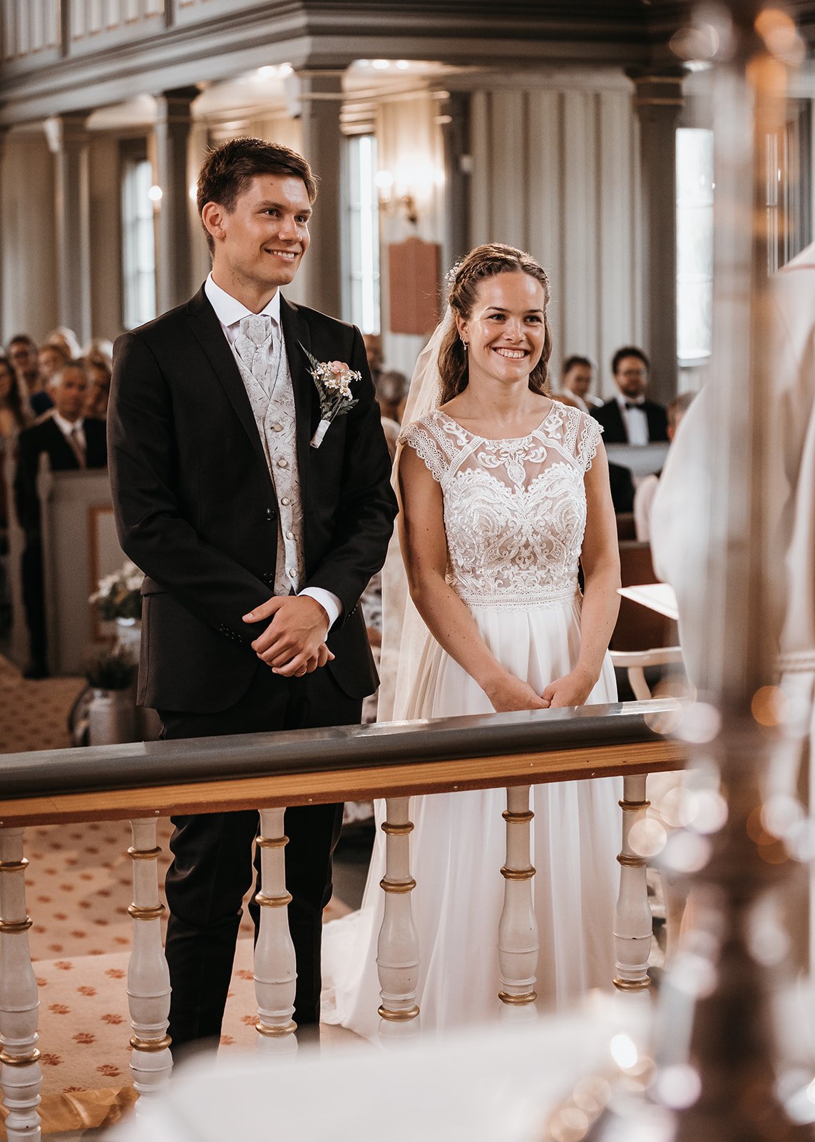 Brudeparet gir hverandre sitt ja ved alteret i Birkenes kirke