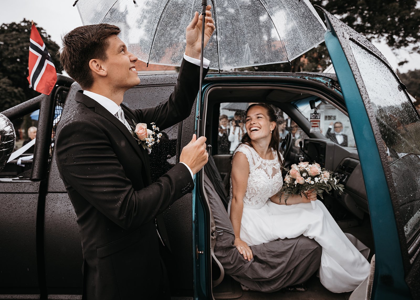Gjennomsiktig paraply er godt å ha på en grå bryllupsdag