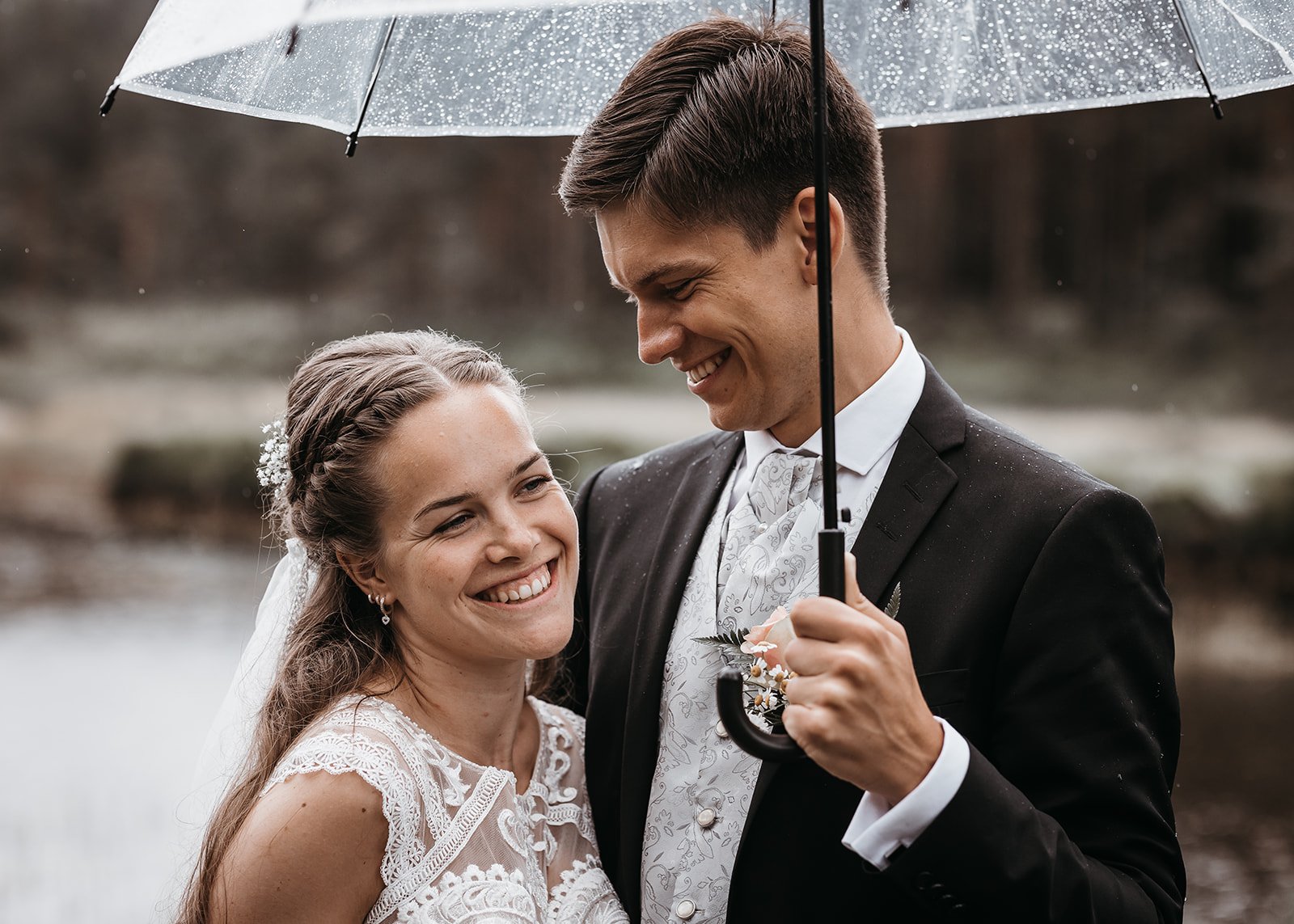 Bryllupsfoto i Birkeland en litt grå julidag med gjennomsiktig paraply