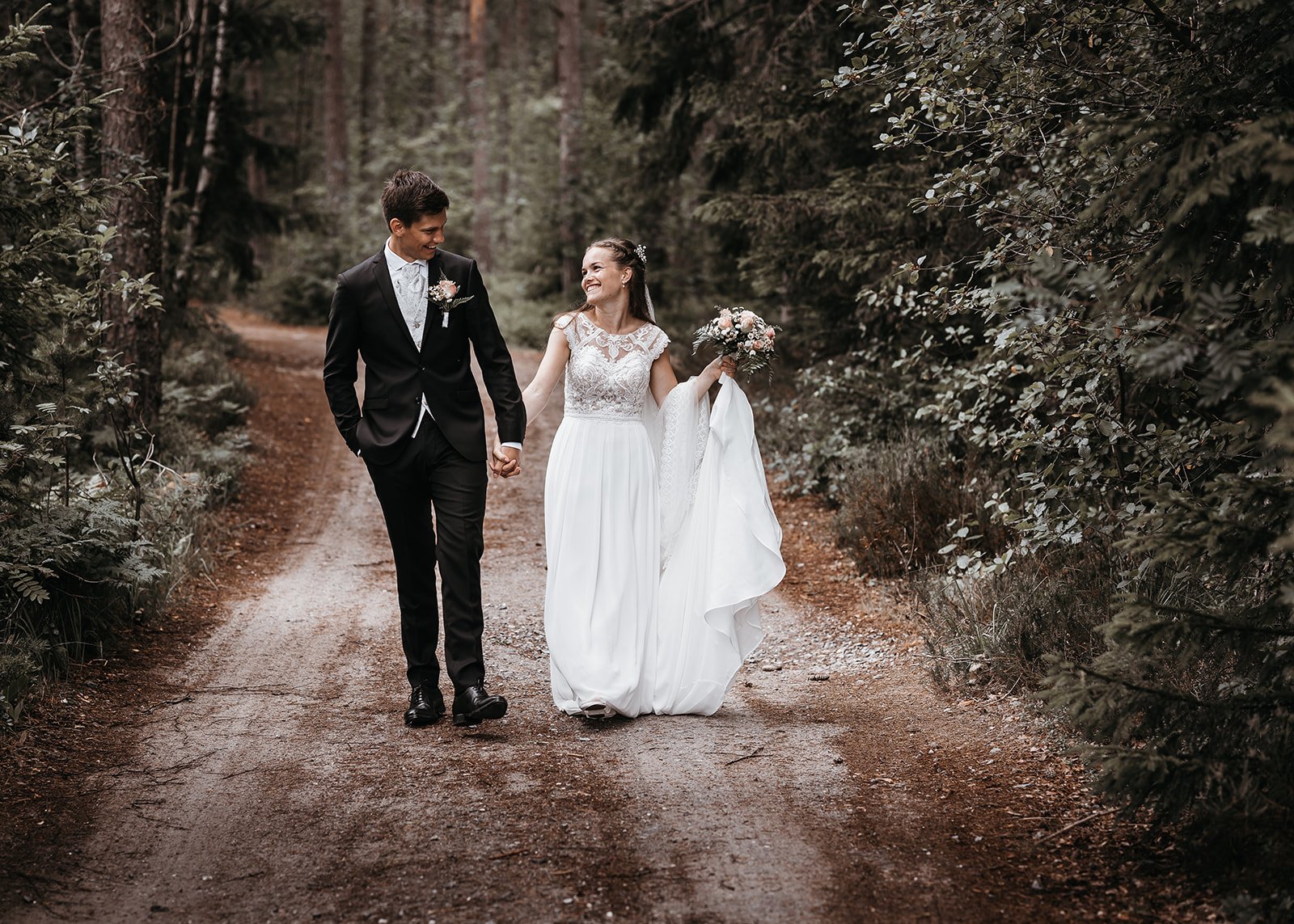 På skogstur under fotograferingen bryllup Birkeland