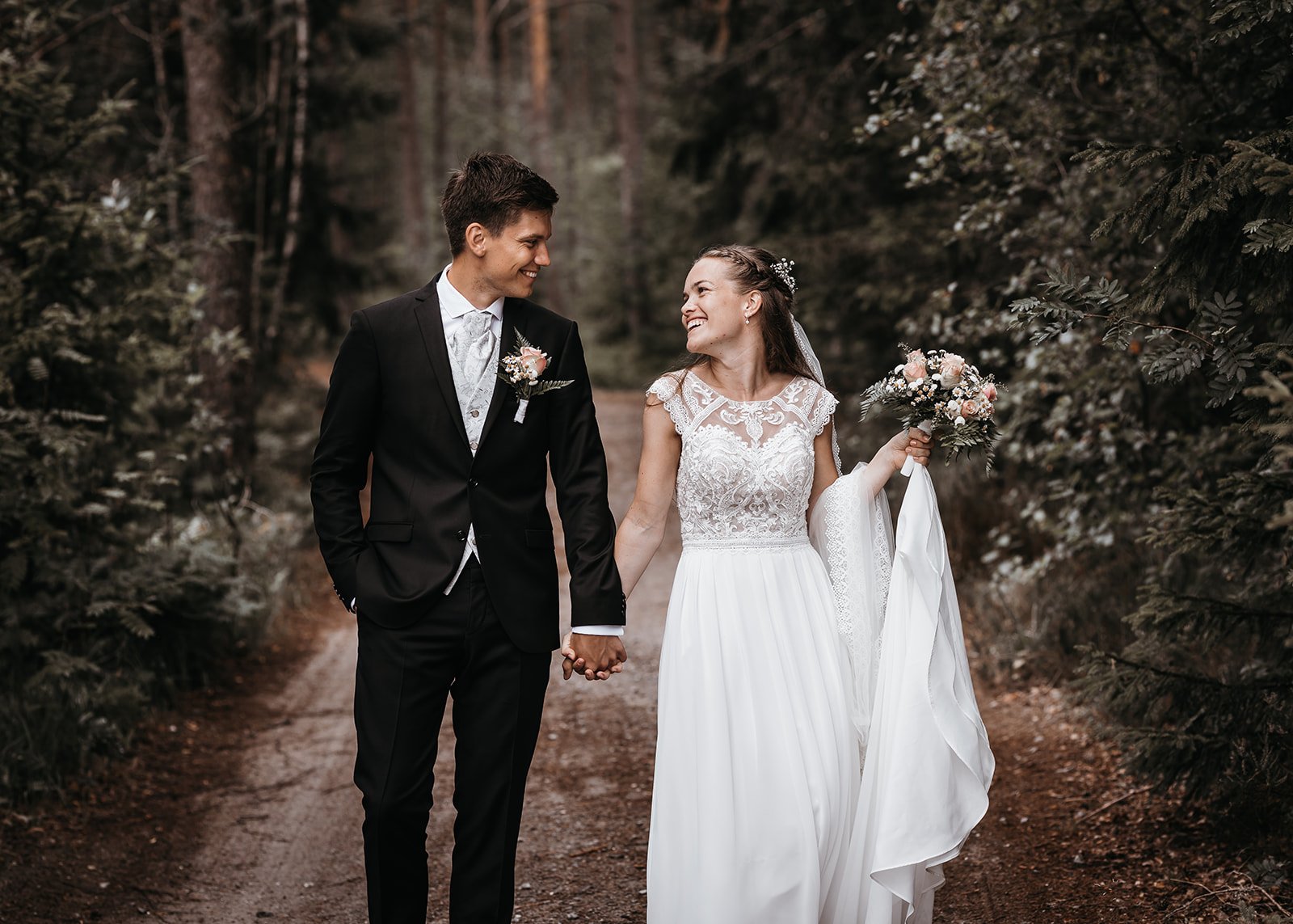 På skogstur under fotograferingen bryllup Birkeland i romantisk brudekjole