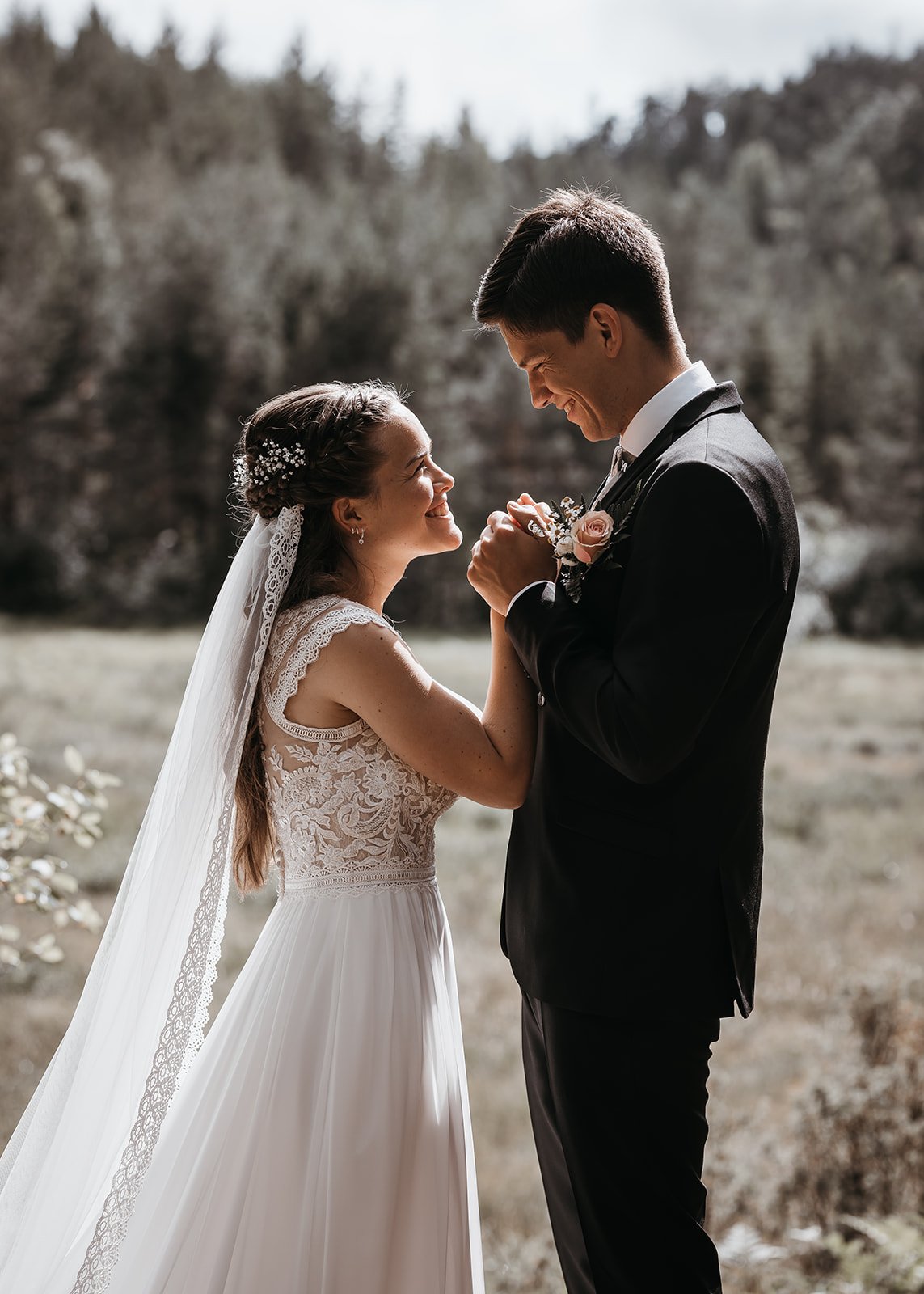 Vakker kjærlighet mellom brudepar i Birkeland