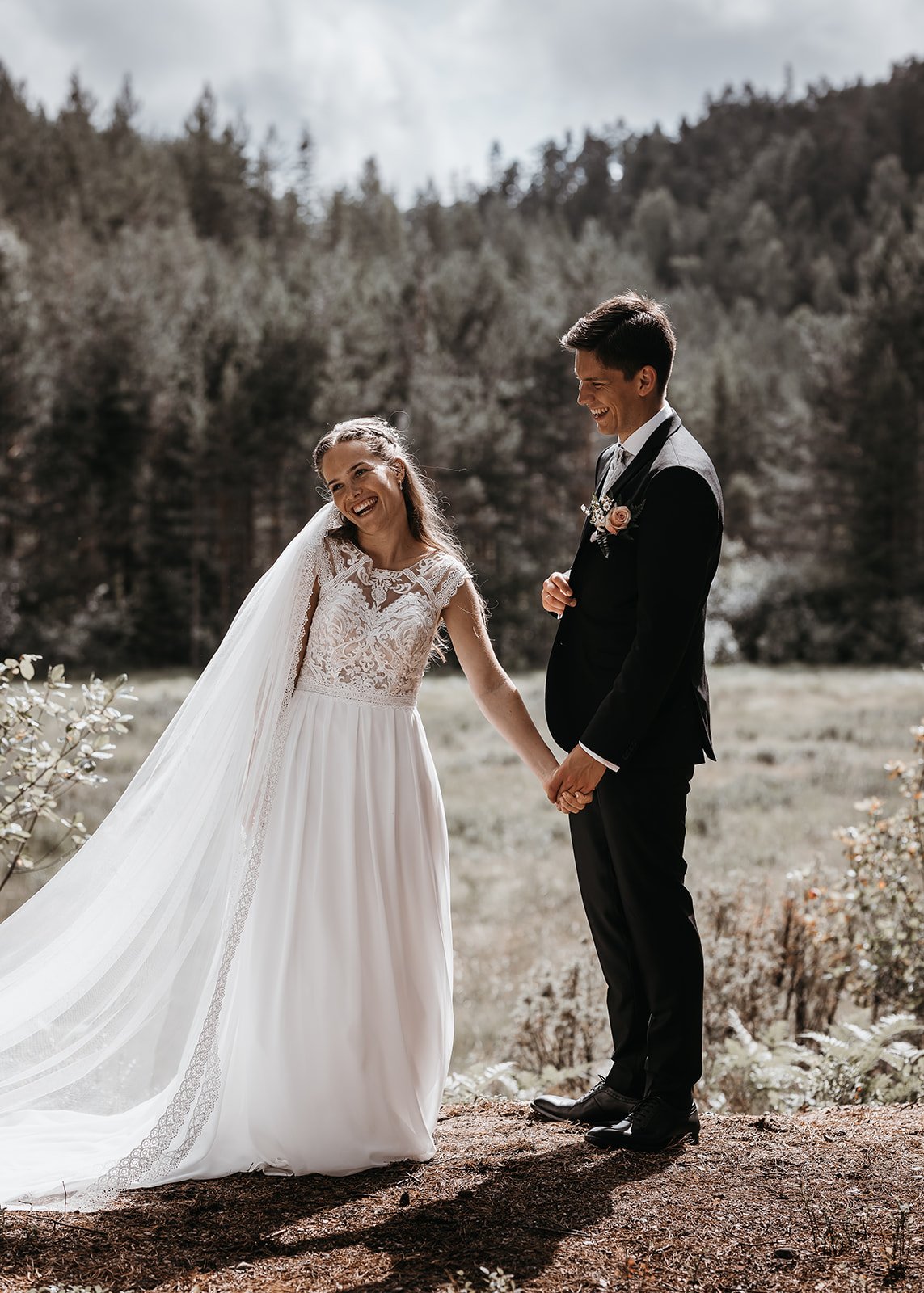 Vakker kjærlighet mellom brudepar som giftet seg i Birkeland en julidag