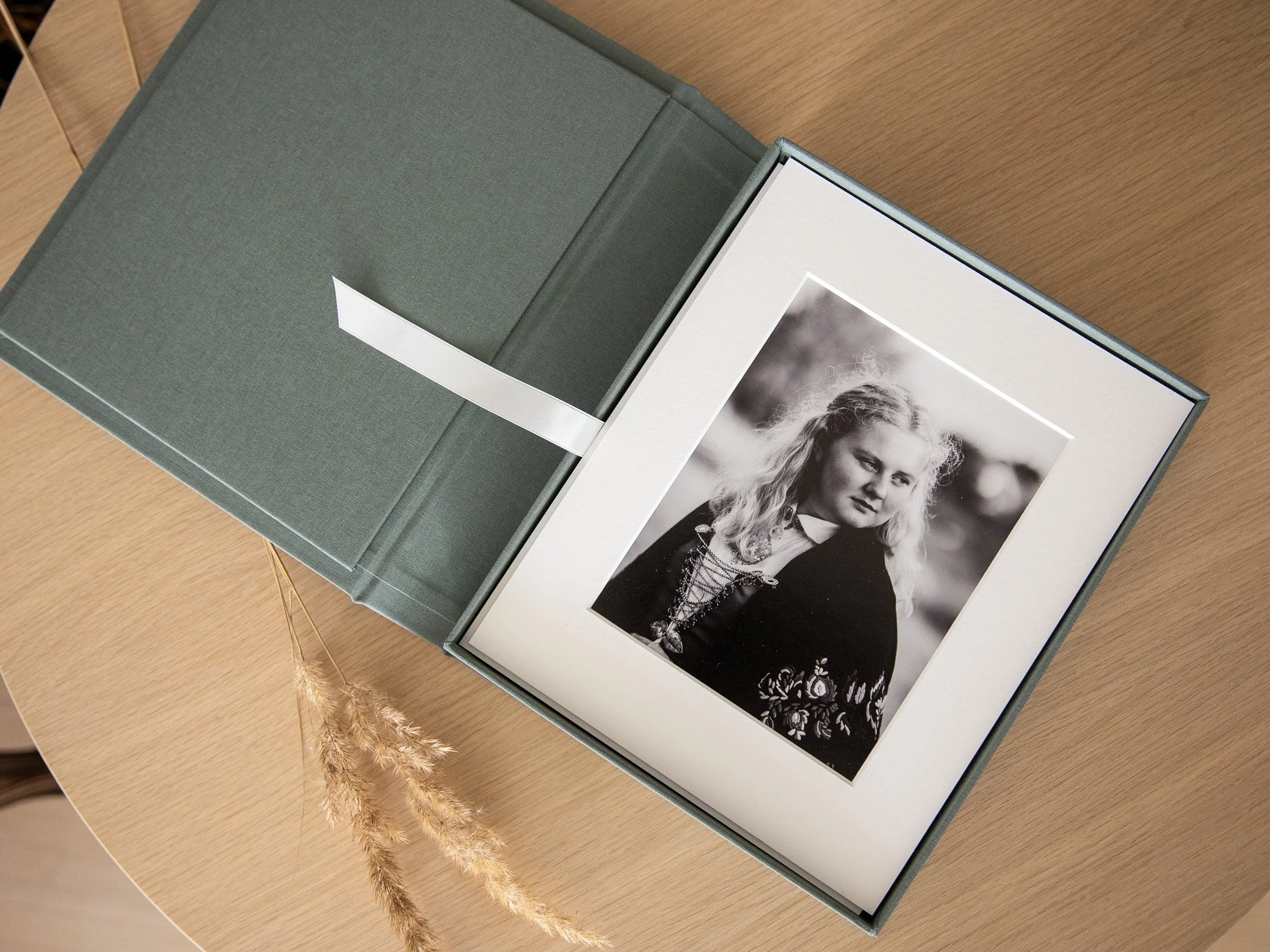 Bildeboks av konfirmasjonsbildene i Kristiansand. Fotograf Sødahl