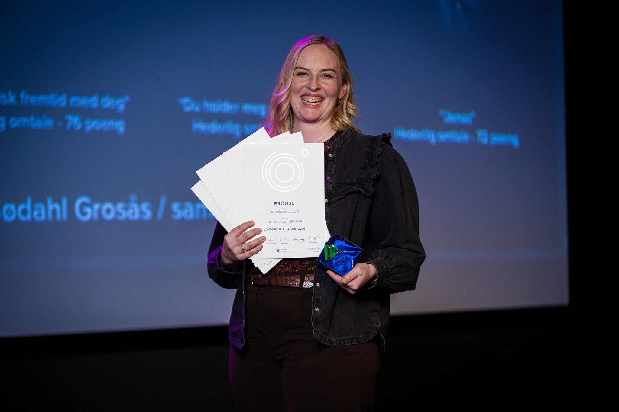 Stolt fotograf Siri Sødahl Grosås mottok bronsemedalje og hederlige omtaler i Landskonkurransen 2026. Foto: Lars Martin Bøe