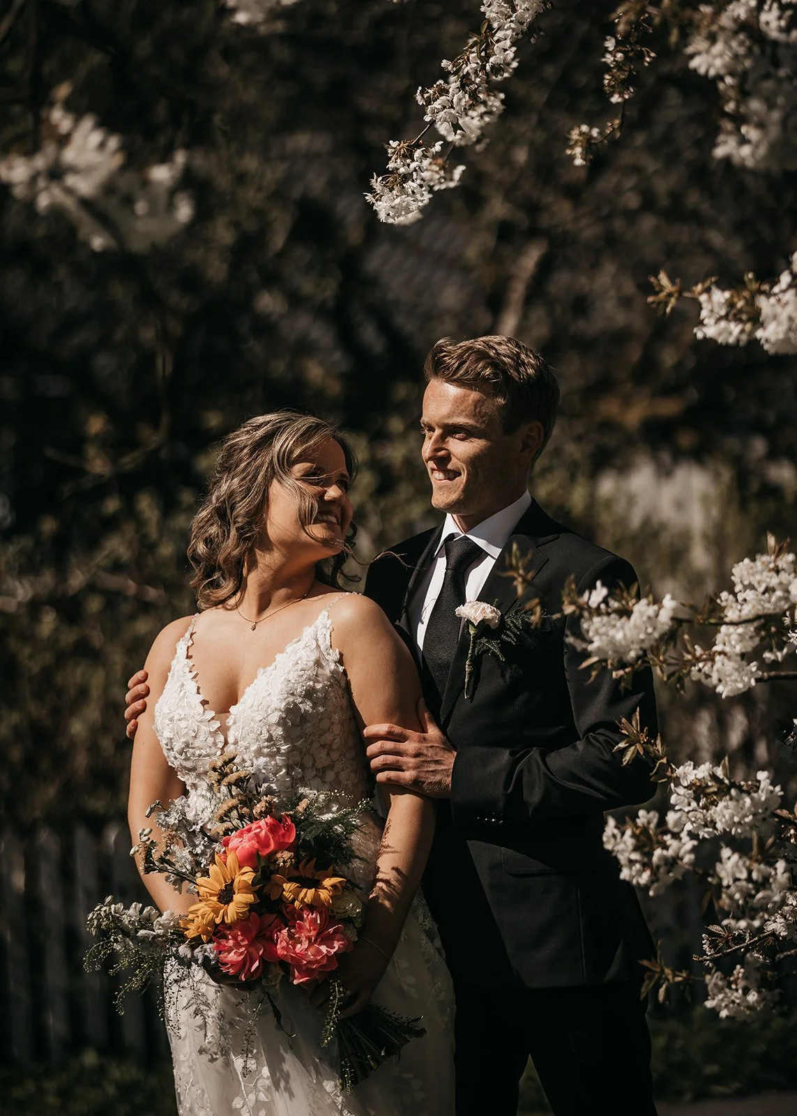 Nydelig brudepar som giftet seg i april i Kvinesdal med brudekjole fra Drømmekjolen Vennesla. Fotograf Sødahl