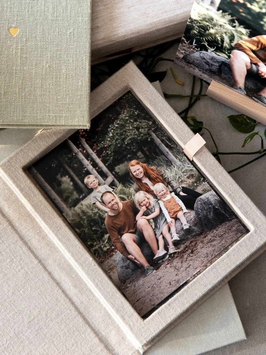 Fotografering av familien din i naturlige omgivelse. Printet på 13x18cm fotopapir. Fotograf Sødahl, Kristiansand