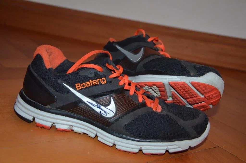 Boatengs signierte Laufschuhe