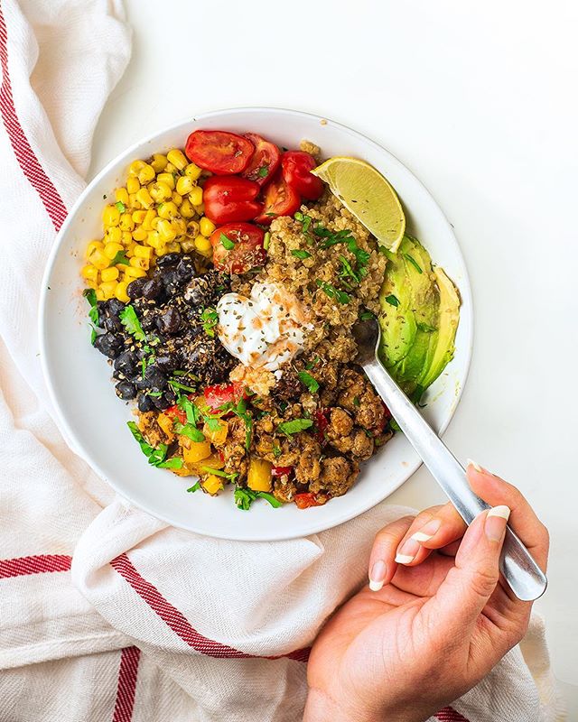 What can this lean turkey quinoa burrito bowl teach us about life? That life isn&rsquo;t perfect. 🙅&zwj;♂️💁🏼&zwj;♂️ Like this bowl itself. Everything was turning out great until I tried the black beans, and almost spit out whatever was in my mouth