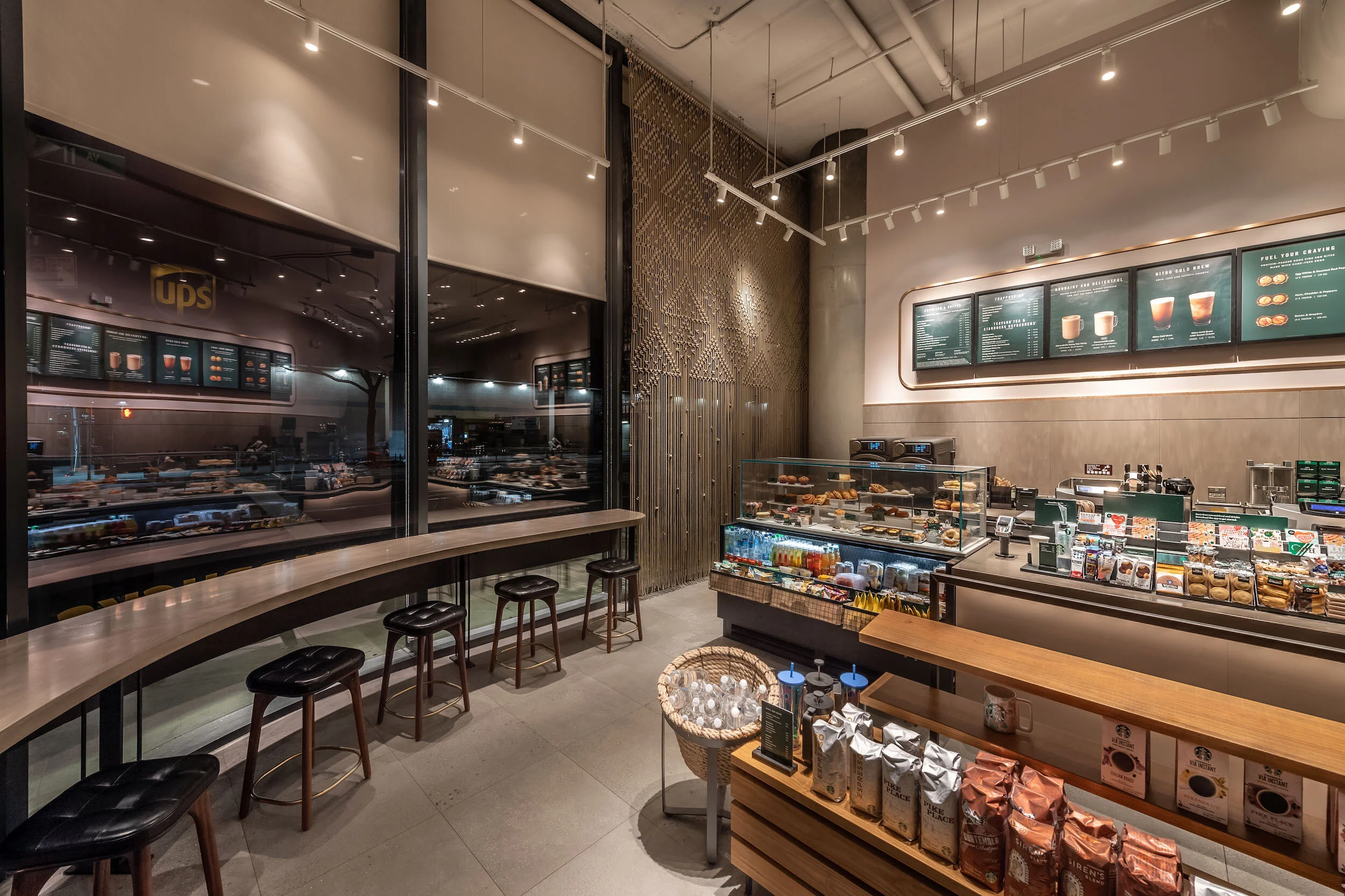 Starbucks_interior04.jpg