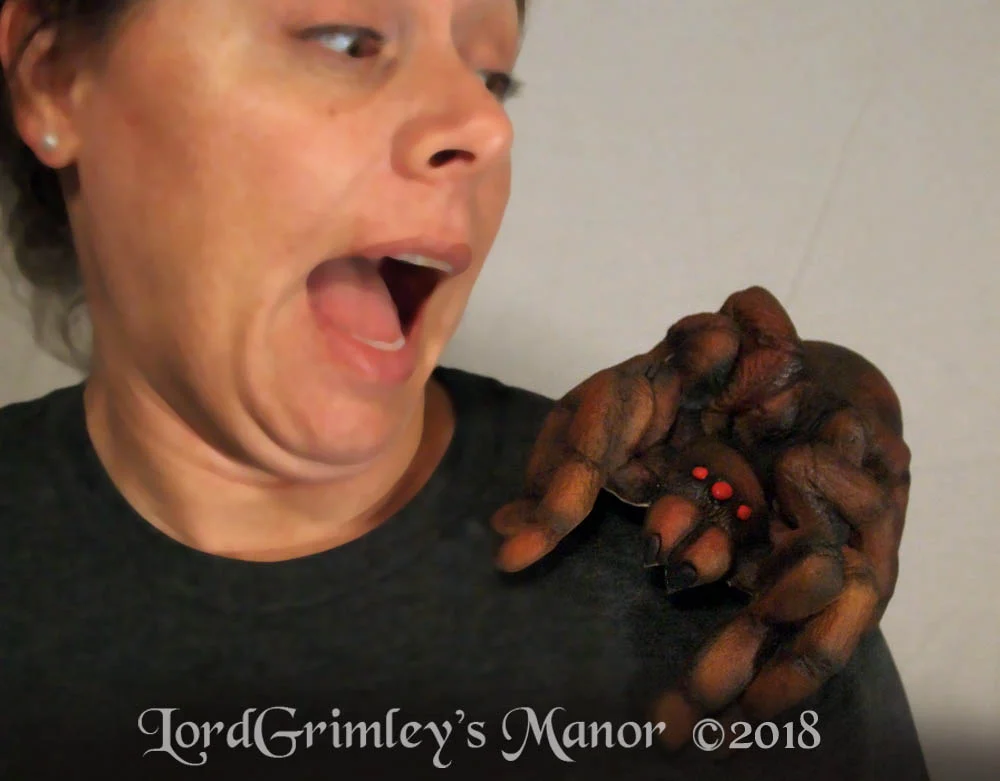 Ghoulish_Shoulder_Spider_04.jpg