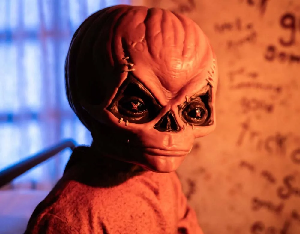 Trick or Treat Studios - Officially Licensed Ultimate Sam Puppet Halloween Poseable Prop - Lord Grimley's Manor