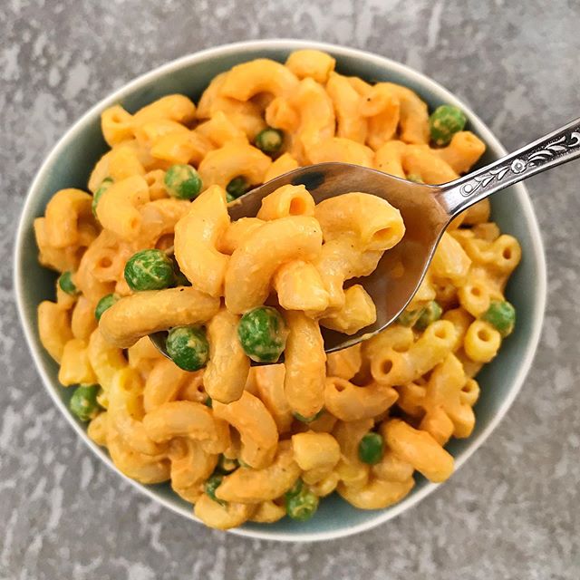 Mac and Peas! 🤤 This is one of my *favourite* things and the recipe is Plant Hearted blog (except in the recipe, there&rsquo;s kale instead of peas ☺️ both ways are delish).