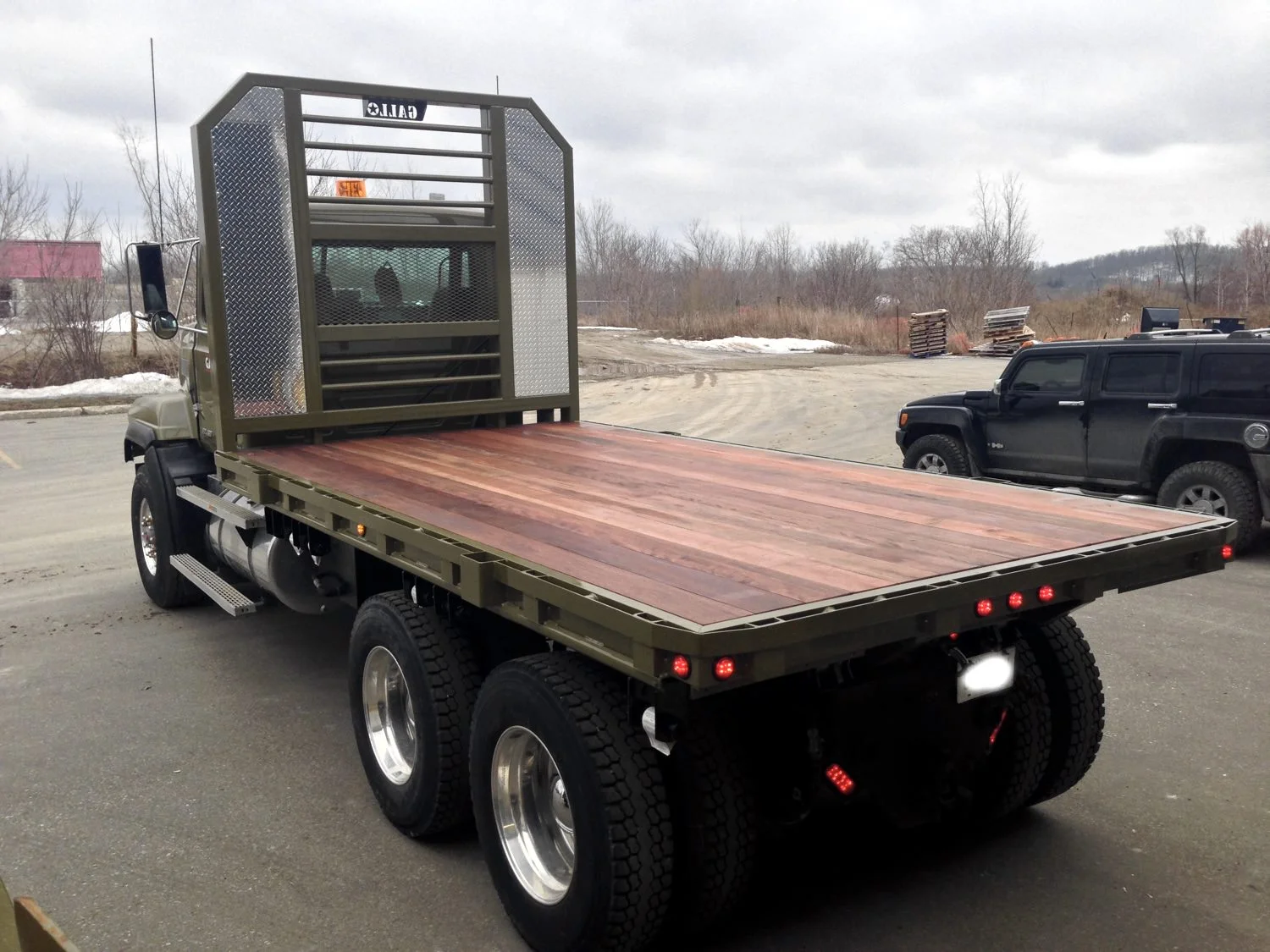 DUMP TRUCK WITH QUICK CHANGE CUSTOM FLATBED
