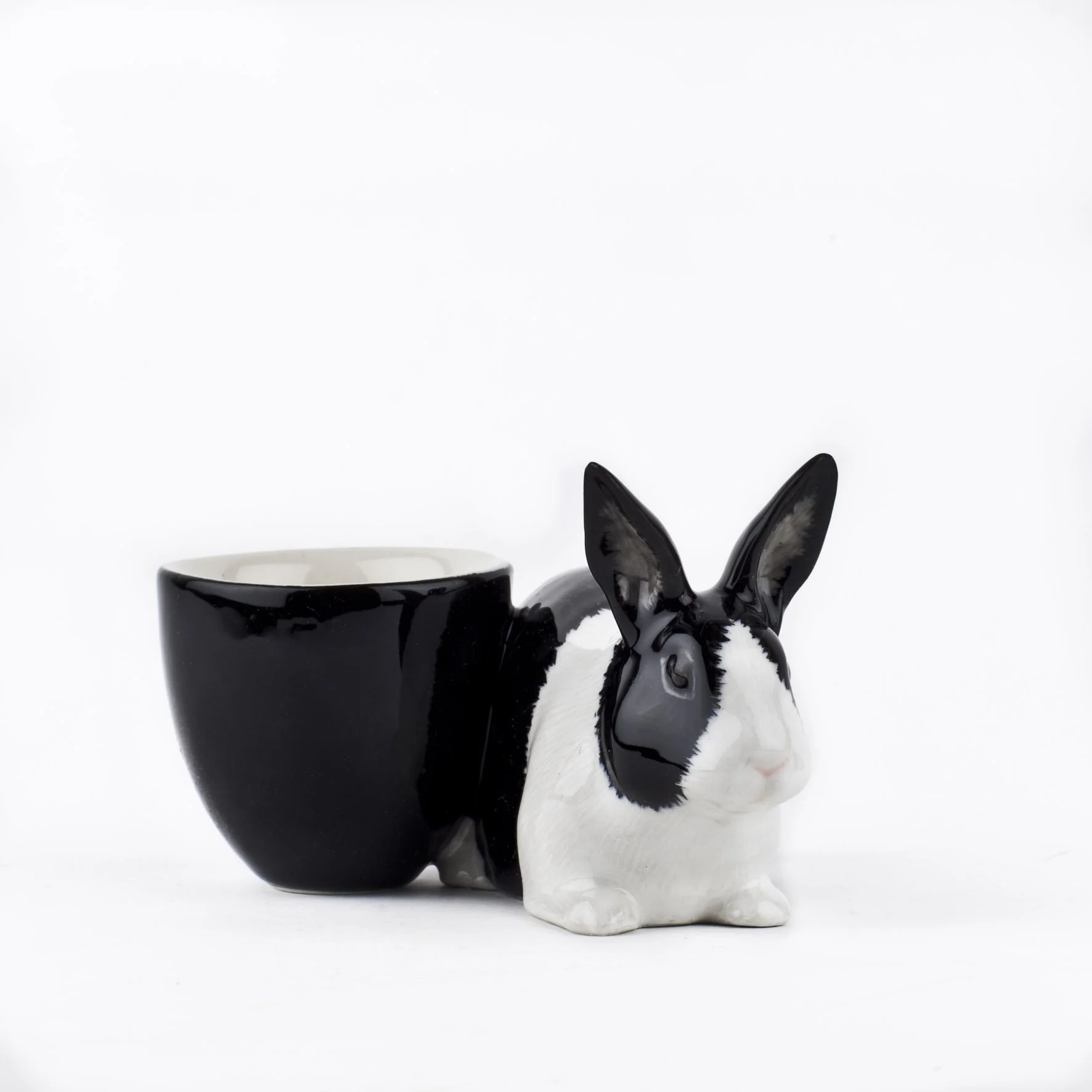 Dutch rabbit with egg cup bl_wh 01.jpg