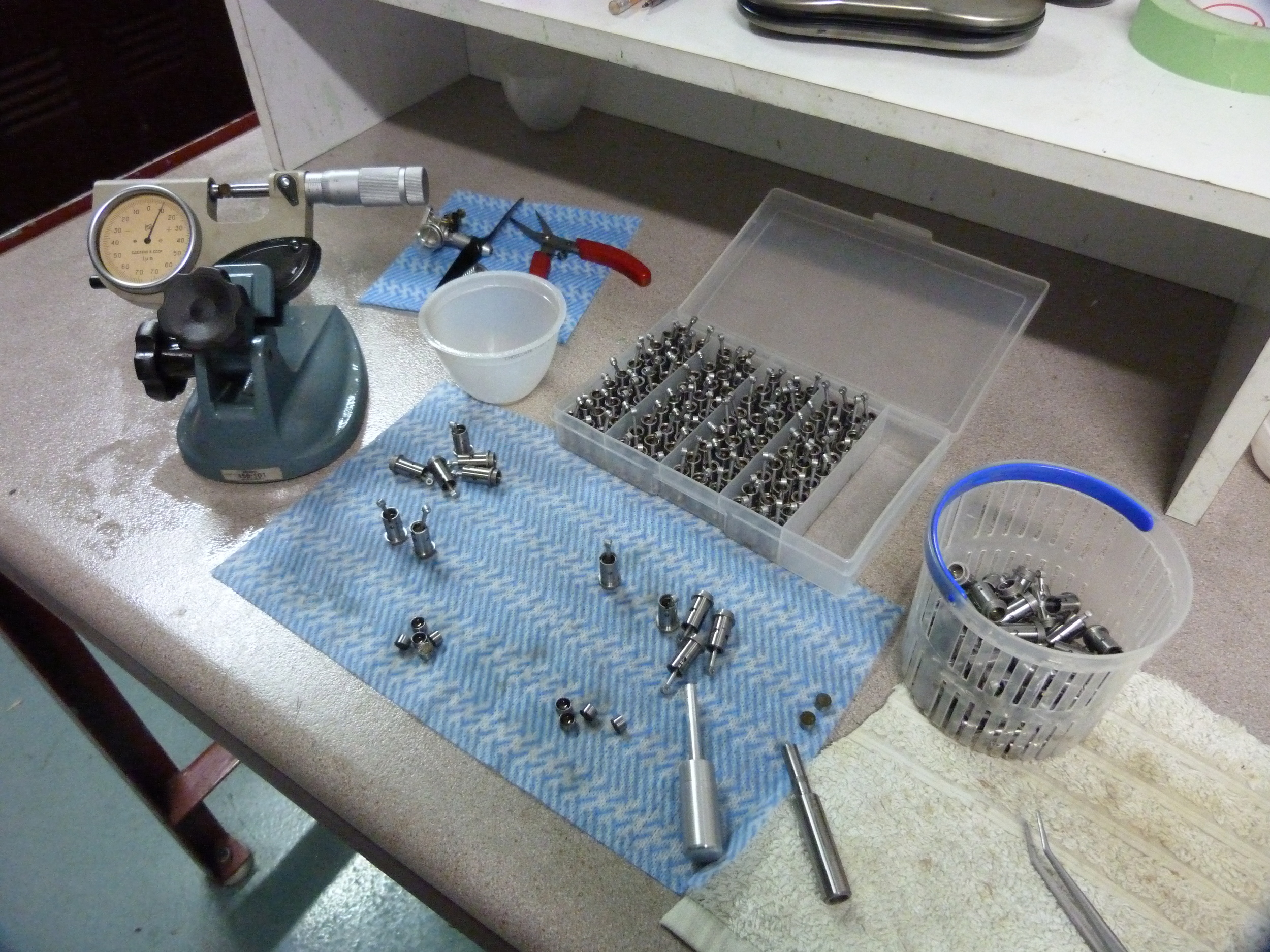 Fitting conta-pistons on bench.JPG