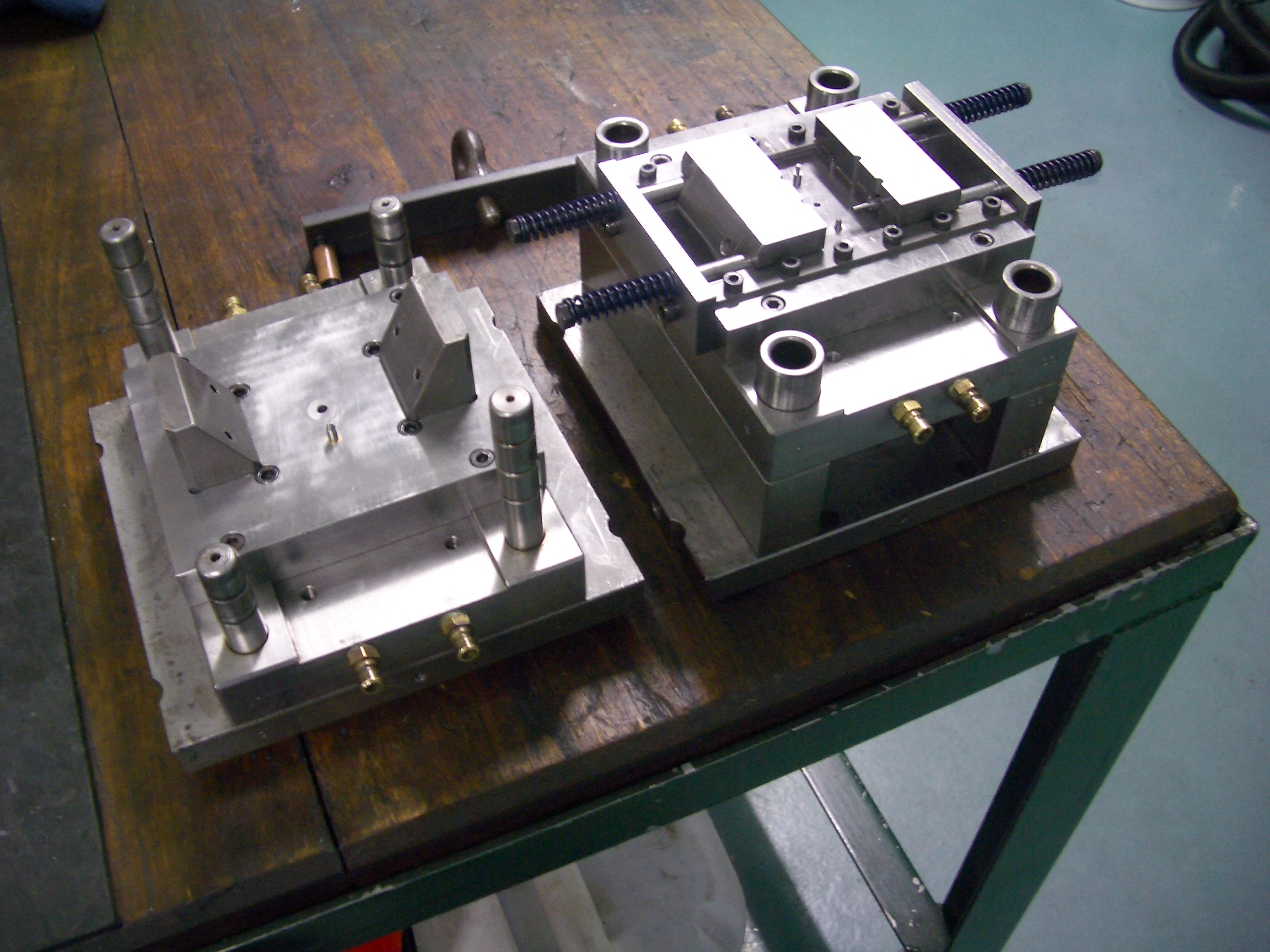 RC carburettor body injection mould.jpg