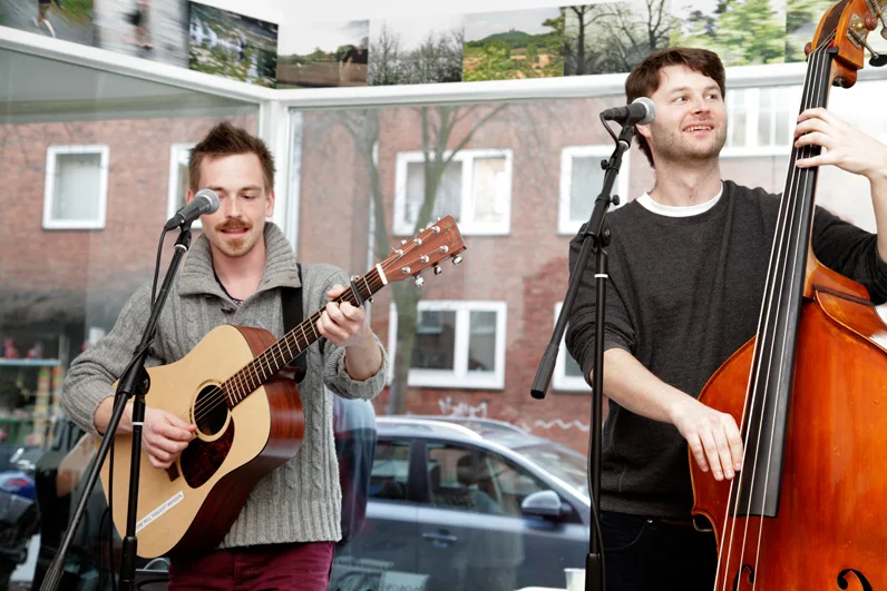 Schaufensterkonzert mit Nature in the City, zur Eröffnung.