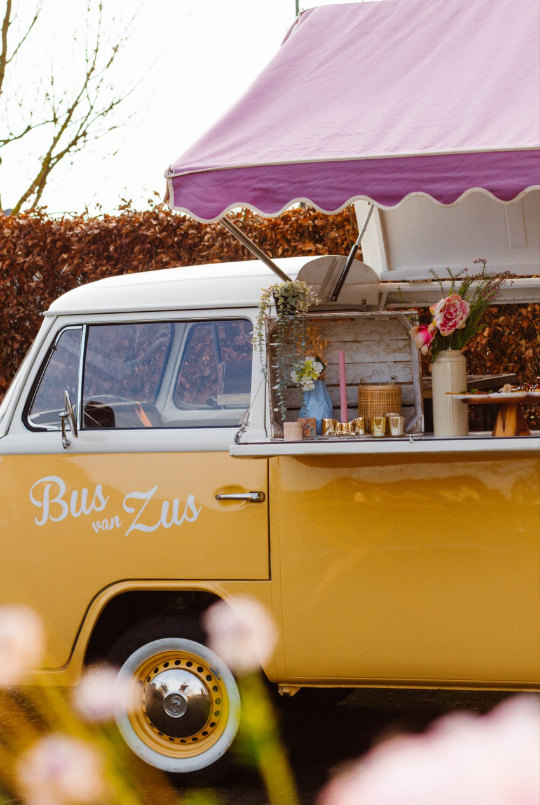 gele sunshine foodtruck bus