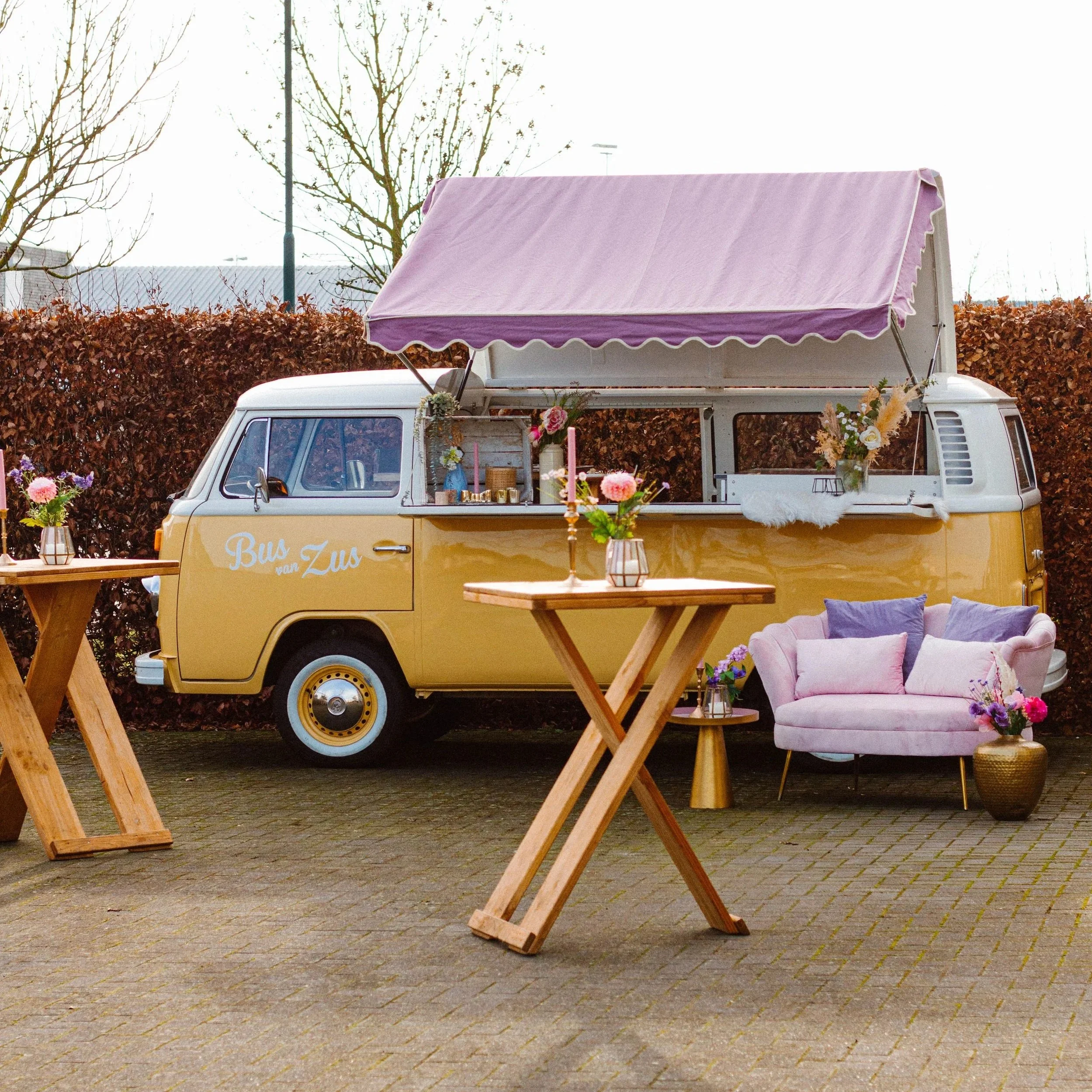 gele sunshine Volkswagen bus opgebouwd met styling op een event
