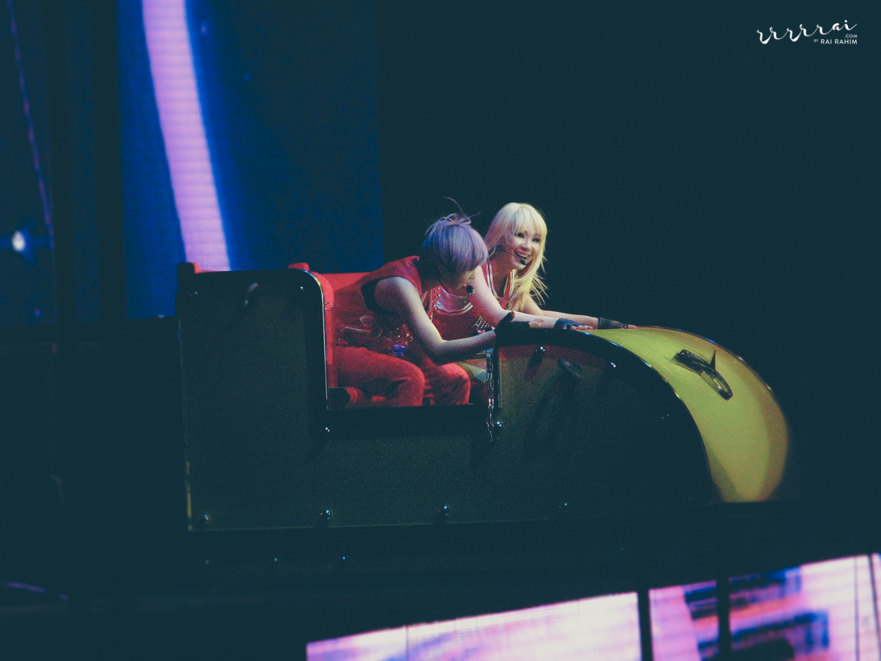 CL & Minzy on a rollercoaster thingamajic. Gotta love their stage set-up & props, man. They even had this massive bouncy castle on stage at one point of time! These people really do know how to have fun while working, aye? 