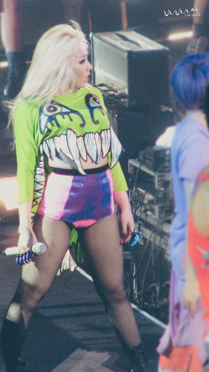 I kinda dig the upper half of her outfit (including those rings! Scratch that, especially those rings)